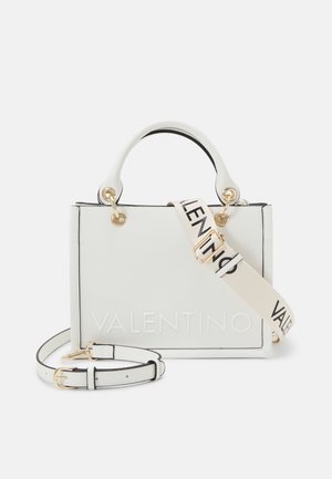 Weiße Valentino-Handtasche mit geprägtem Logo, goldfarbenen Metallteilen, oberem Griff, abnehmbarem Lederriemen und einem breiten Stoff-Schulterriemen mit schwarzer Markenprägung.