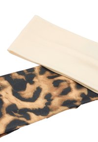 Dwie elastyczne opaski do włosów: jedna w jednolitym kremowym kolorze, druga z czarno-brązowym wzorem w panterkę. Miękka tekstura, prostokątny kształt.