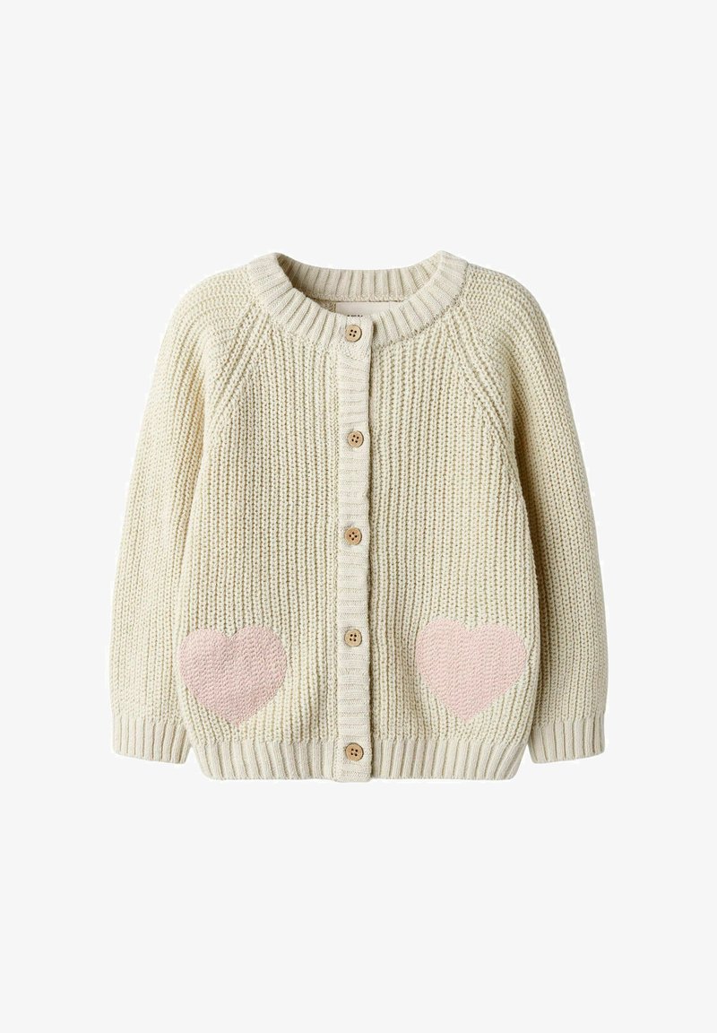 Cremfarbene Strickjacke mit texturiertem Finish, ausgestattet mit zwei rosa Herz-Patches auf der Vorderseite und Holzknöpfen entlang der Mitte.