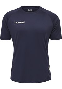 Granatowa sportowa koszulka z krótkim rękawem, z białym logo „hummel” na piersi oraz wzorami w jodełkę po bokach.