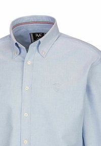 Lichtblauwe button-up shirt van katoen, met een puntige kraag, witte knopen en een klein geborduurd logo op de borst.