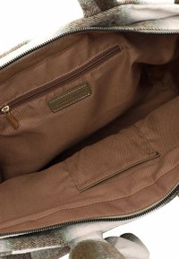 Brauner Innenraum einer Tasche mit einer Reißverschlusstasche, beigem Futter und einem strukturierten oberen Abschnitt mit einem grau-braunen Karomuster.