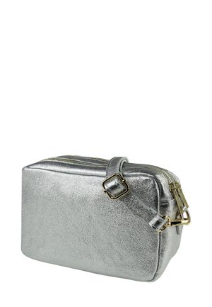 Kosmetiktasche aus metallischem Silber mit rechteckiger Form, Reißverschluss und abnehmbarem Riemen. Verfügt über eine strukturierte Oberfläche und Beschläge in Goldoptik.