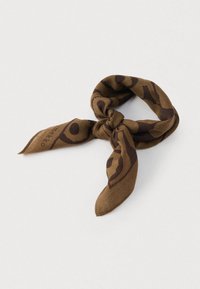 Καφέ κασκόλ με σκούρο καφέ αφηρημένο σχέδιο, κατασκευασμένο από μαλακό ύφασμα, με δεμένο κόμπο και μυτερά άκρα για ευέλικτο στυλ.