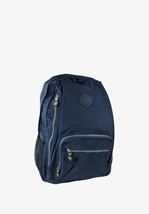 Sac à dos bleu marine avec une texture lisse, plusieurs compartiments zippés et une poche latérale en maille. Présente un logo rond sur le devant.