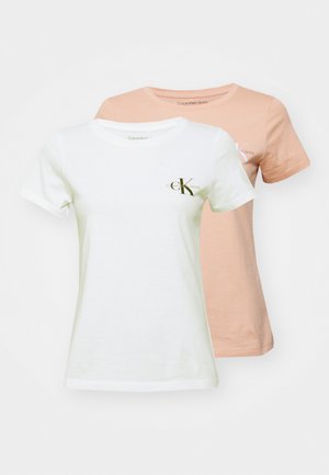 Két pamut póló: az egyik fehér, fekete és arany logóval, a másik barack színű. Mindkettő kerek nyakú és rövid ujjú.