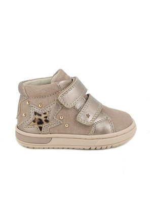 Stivale alla caviglia marrone chiaro con due cinturini in velcro, dettagli metallici e un motivo a stella che presenta una stampa leopardata sintetica e borchie dorate.