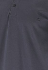Donkergrijs poloshirt met een tweeknoppenknoopsluiting en een klein geborduurd berglogo op de linkerborst.