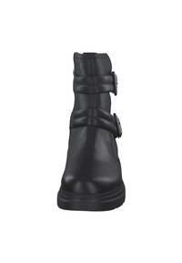 Svarta ankelskor i slätt läder, rund tå, med två spännen och texturerad gummisula. Främre vy.