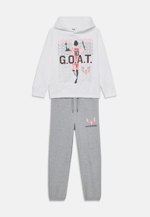 Moletão branco com texto gráfico e ilustração, emparelhado com calças de fato cinzas com detalhe do logótipo em rosa. Material em algodão, ajuste casual.