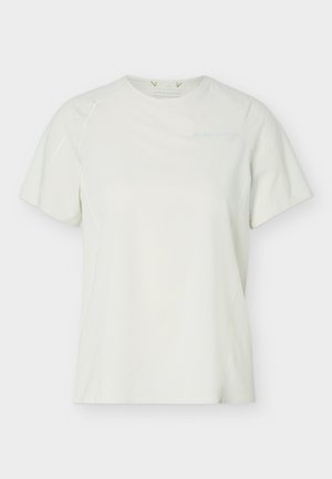 Kortermet, hvit atletisk skjorte med rund hals, subtil søm og liten, lys tekst på øvre venstre bryst.