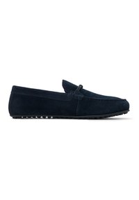 Mørkeblå ruskinds loafers med rund tå, detaljeret syning og en struktureret accent på vampen; gummisål med små grebnubbe.