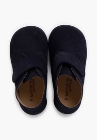 Jūriniai suede vaikiški batai su paprastu dizainu, kuriuose yra lipdukas ir apvalus pirštas. Viduje pažymėta "Pisamonas Barefoot".