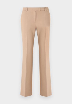 Pantalon beige droit sur mesure avec passants de ceinture et plis avant, présenté sur un fond blanc.
