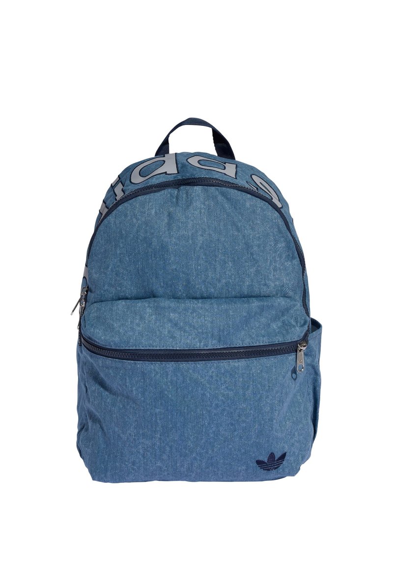 Zaino in stile denim blu con tasca frontale con zip, tasca laterale, maniglia superiore e logo Adidas vicino all'angolo in basso a destra.