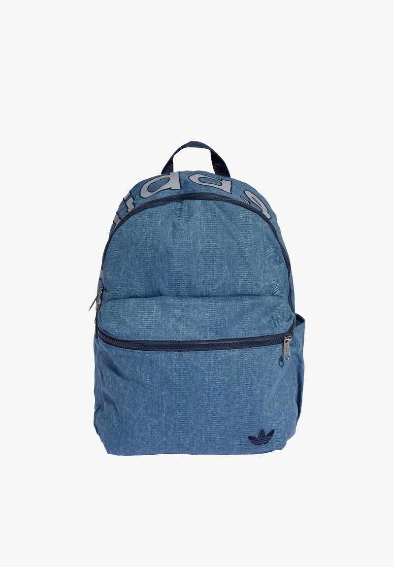 Zaino in stile denim blu con tasca frontale con zip, tasca laterale, maniglia superiore e logo Adidas vicino all'angolo in basso a destra.