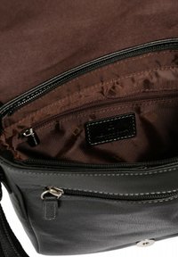 Borsa a tracolla in pelle nera con chiusura a cerniera, dotata di fodera interna marrone, tasca interna con zip e superficie esterna testurizzata.