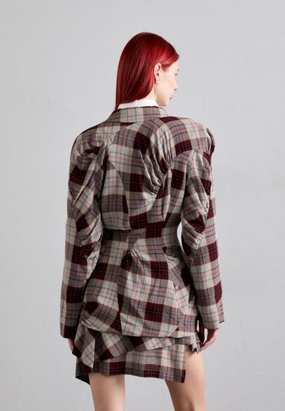 Vestido blazer a cuadros en gris, rojo y marrón, con mangas recogidas, cintura ceñida y dobladillo en capas. Tejido texturizado con patrón de cuadros.