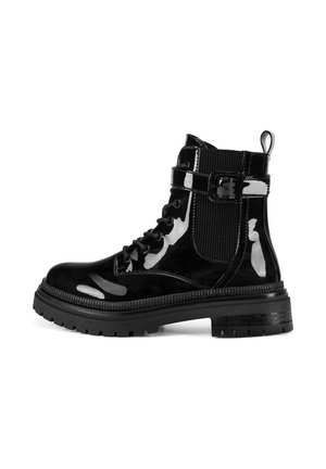 - Botki na platformie