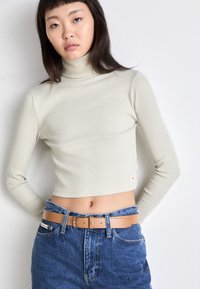 Calvin Klein MUST SQUARE BUCKLE - Curea - lion