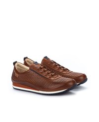 Brune lædersneakers med perforeret design, sorte accenter og hvid mellemsål. Letvægts, fleksible, med tekstureret overflade og snørelukning.