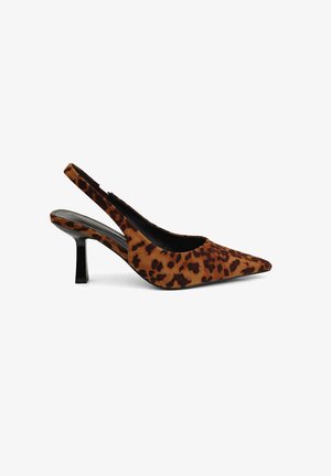 Zapato salón de ante con estampado de leopardo, talón slingback, puntera puntiaguda y tacón bloque negro de altura media, mostrado de perfil sobre fondo blanco.
