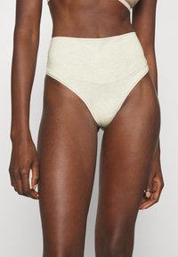 Spanx - COTTON COMFORT THONG - String - oatmeal Image miniature 1