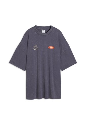 Mørkegrå oversized T-shirt med korte ærmer og rund hals, lille gul stjerneskudsdesign på venstre bryst og rød oval grafik på højre bryst.