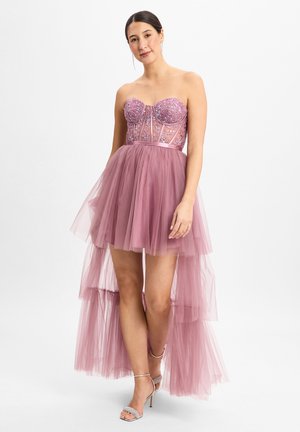 Trägerloses A-Linien-Kleid aus hellrosa Tüll, mit filigranem Beadings auf einem taillierten Oberteil und einem hoch-niedrig geschnittenen Saum mit geschichteten Rüschen.