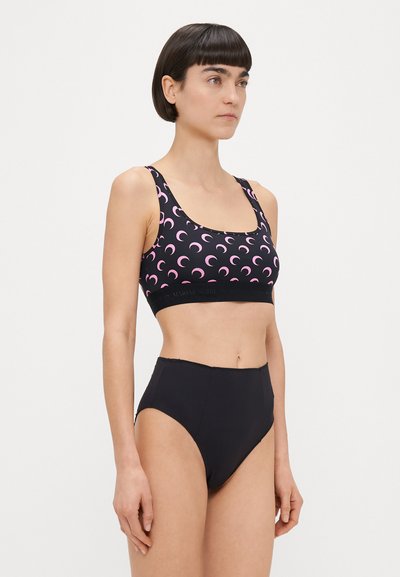 Conjunto de bikini preto com top estilo desportivo decorado com padrões de crescente rosa e alças largas. Parte de baixo de cintura alta em preto sólido. Textura suave.