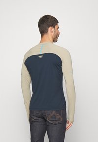 Dynafit ALPINE PRO TEE - Top dugih rukava - blueberry/rock khaki