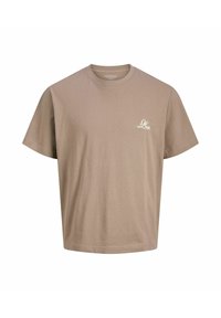 Brun bomulds t-shirt med korte ærmer, en rund halsudskæring og et lille hvidt logo på brystet. Glat tekstur og afslappet pasform.