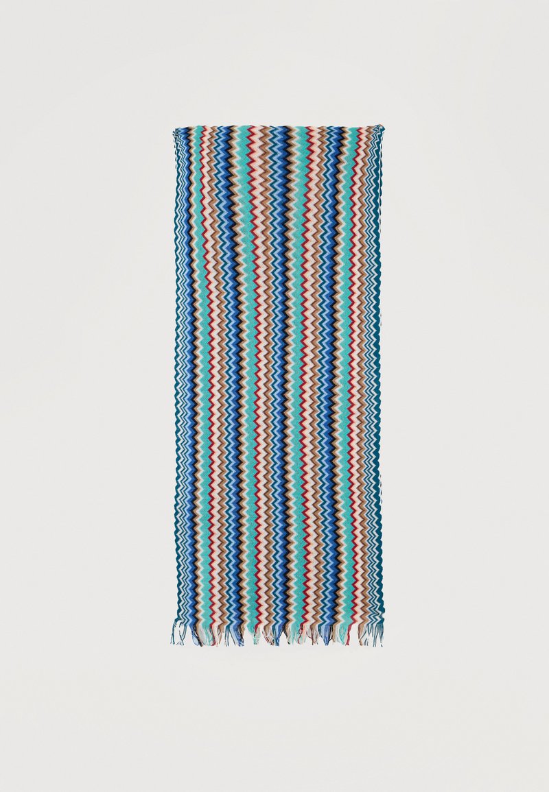 Μακρύ ορθογώνιο κασκόλ με κάθετες ζιγκζαγκ ρίγες σε μπλε, κόκκινο, καφέ και λευκό, με κρόσσια στις άκρες σε ανοιχτό φόντο.