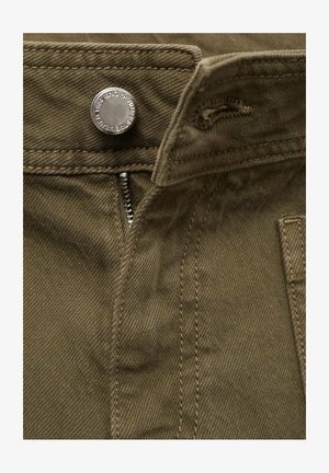 Olijfgroen katoenen stof met een zichtbare rits en metalen knoopdetail; heeft stiksels en een zijzak.