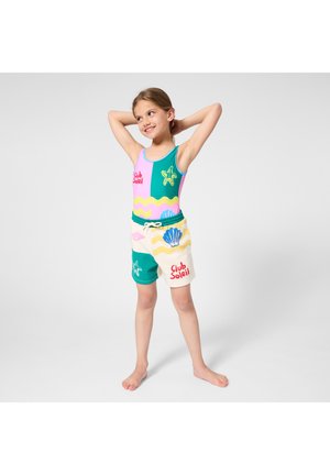 Flerfarvet badedragt med søstjerne- og skalsmønstre, med et pink og turkis design. Kombination med beige shorts med elastisk talje.