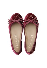 Bailarinas de terciopelo burdeos con un patrón acolchado y acentos dorados, con un lazo en la parte frontal y un forro interior suave.