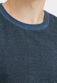 Maglione a coste blu scuro con un design di maglia testurizzata e un collo di colore blu in contrasto. Ingrandimento del tessuto e dei dettagli del colletto.