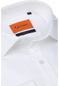 Witte slim-fit overhemd met een strakke kraag. Heeft een oranje "Suitable" label en een marineblauwe tag. Soepele, effen textuur en duidelijke knopen.