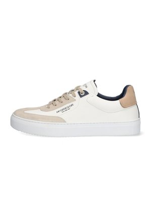 Witte leren sneakers met beige suède accenten; platte zool, ronde neus en beige hielstuk; voorzien van veters en branding aan de zijkant.