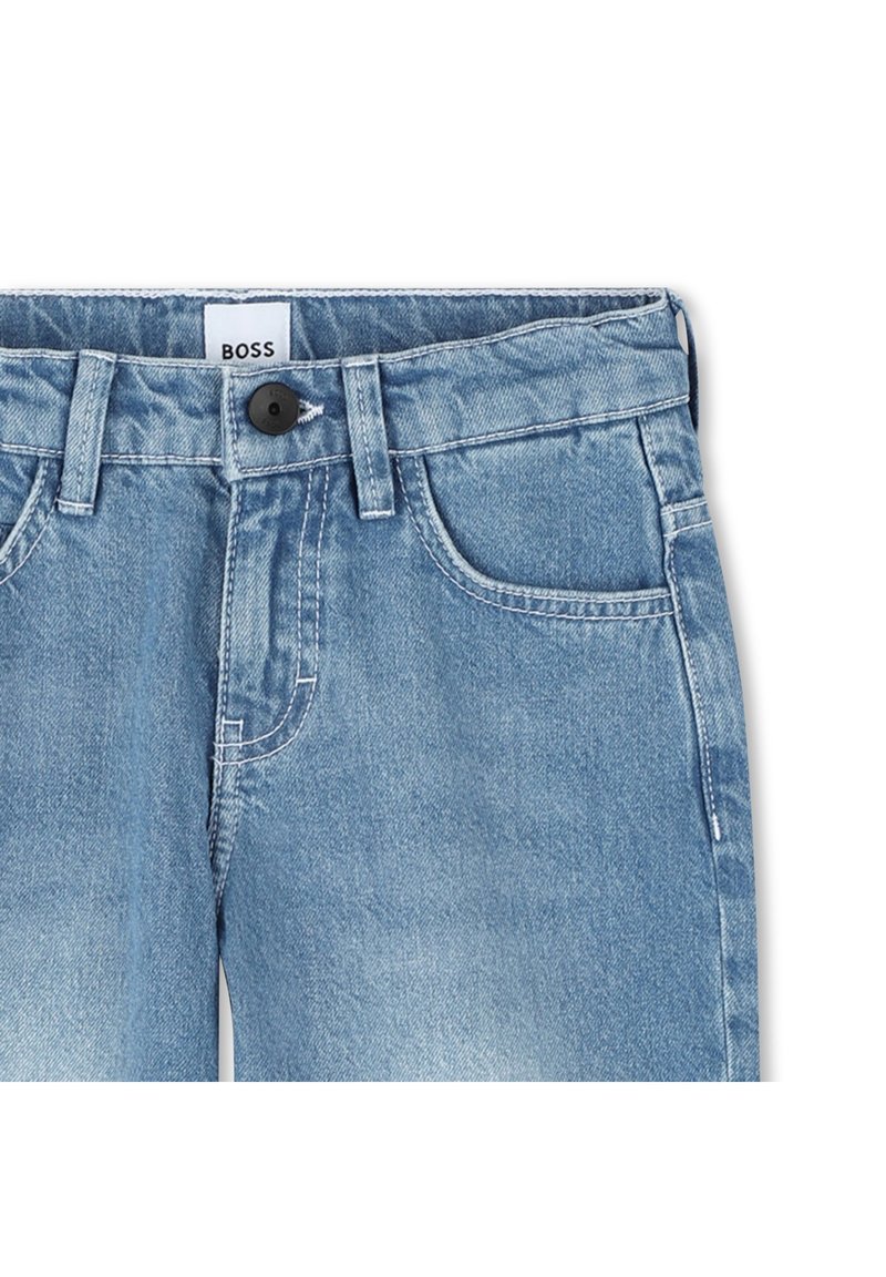 Jeans in denim azzurro chiaro con vita standard, cinque tasche e chiusura con bottone nero. Presentano un leggero sbiadimento e cuciture a contrasto.