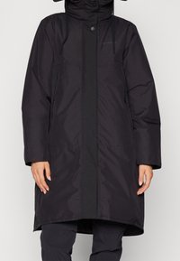 Parka imperméable noire avec un col montant, une fermeture à boutons sur le devant et des poches latérales. Présente une coupe décontractée et une texture lisse et mate.