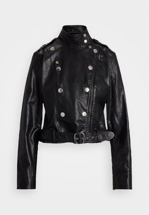 Schwarze Leder-Motorradjacke mit hohem Kragen, asymmetrischem Reißverschluss, silbernen Knopfakzenten und einem taillierten Gürtel. Mit gepolsterten Schultern.