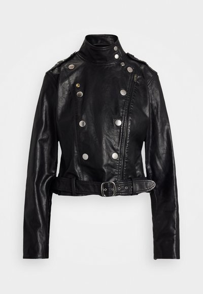 Juodas odinis motociklininko švarkas su aukšta apykakle, asimetrine užtrauktuku, sidabro mygtukų akcentais ir diržu juosmens srityje. Savybės - paminkštintos pečių dalys.