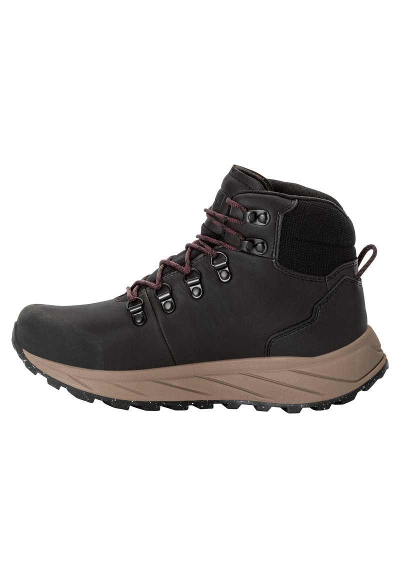 Schwarzer Wanderschuh aus strukturiertem Leder, braune Gummisohle und roten Schnürsenkel-Ösen. Knöchelhoch mit gepolstertem Kragen und Zugschlaufe an der Ferse.