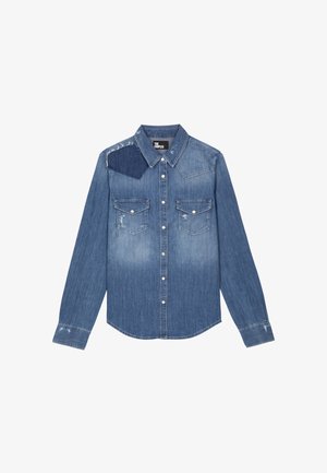 Camicia di denim con effetto sfumato, colletto classico, due tasche frontali e tessuto a contrasto sulle spalle. Da blu chiaro a blu scuro.