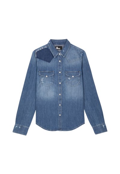 Camisa de mezclilla con un efecto de degradado, cuello clásico, dos bolsillos delanteros y tela contrastante en los hombros. De azul claro a oscuro.