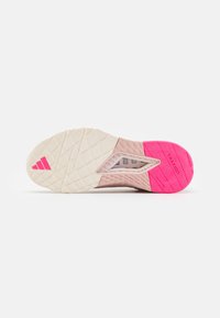 Sko sål med et struktureret design i lys pink og hvid, med en klar pink accent mærket "TRAXION" og et trekantet logo i pink.