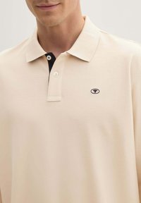 TOM TAILOR BASIC WITH CONTRAST - Polo - smooth light sand
