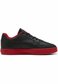 Sorte sneakers i syntetisk læder med røde detaljer, der har et low-top design, rund tå og en tekstureret gummisål med riller.