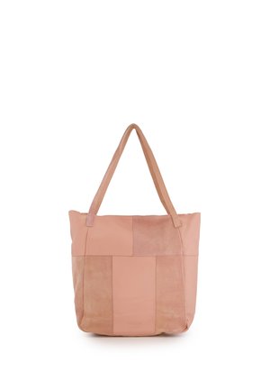 Blød lyserød lædertaske med patchwork-design og to skulderstropper, vist mod en hvid baggrund.